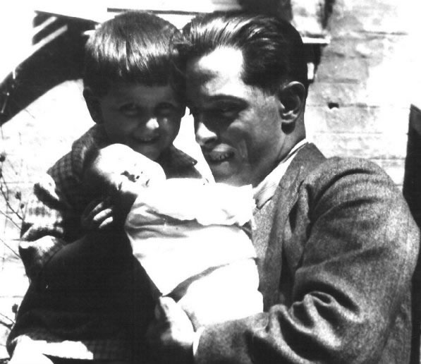 Benjamín Carrión with his young children: Jaime Rodrigo and María Rosa in Le Havre, France, 1929.