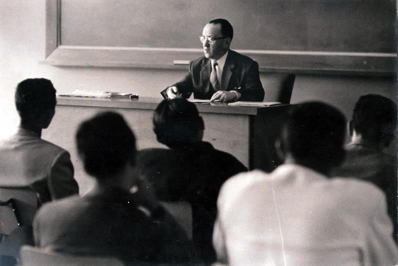 Alfonso Rumazo González teaching at the Central University of Venezuela