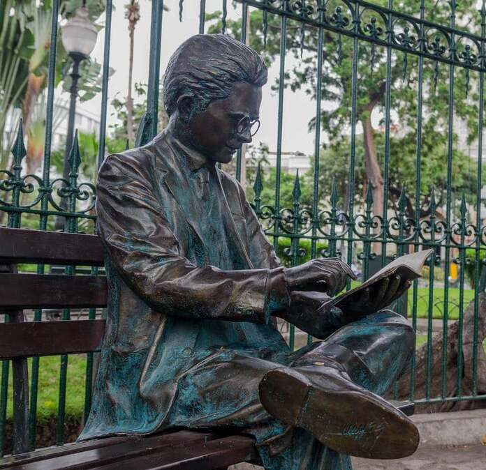 Statue of Medardo Ángel Silva sitting on a bench at the Parque Seminario, Guayaquil