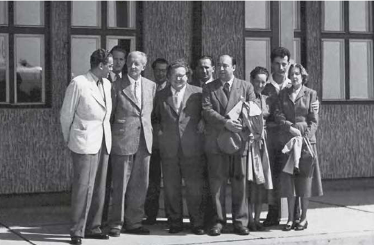 From left to right: Alfredo Varela, Ilya Ehrenburg, Jan Drda, Jaroslav Kuchválek,
Pablo Neruda, Dana Kuchválková y Délia del Carril. 1954